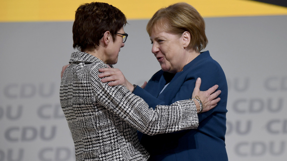 Annegret Kramp-Karrenbauernek, a német Kereszténydemokrata Unió (CDU) főtitkárának (b) gratulál Angela Merkel, a CDU leköszönő elnöke, miután Kramp-Karrenbauert pártelnökké választották a CDU tisztújító kongresszusán Hamburgban 2018. december 7-én.