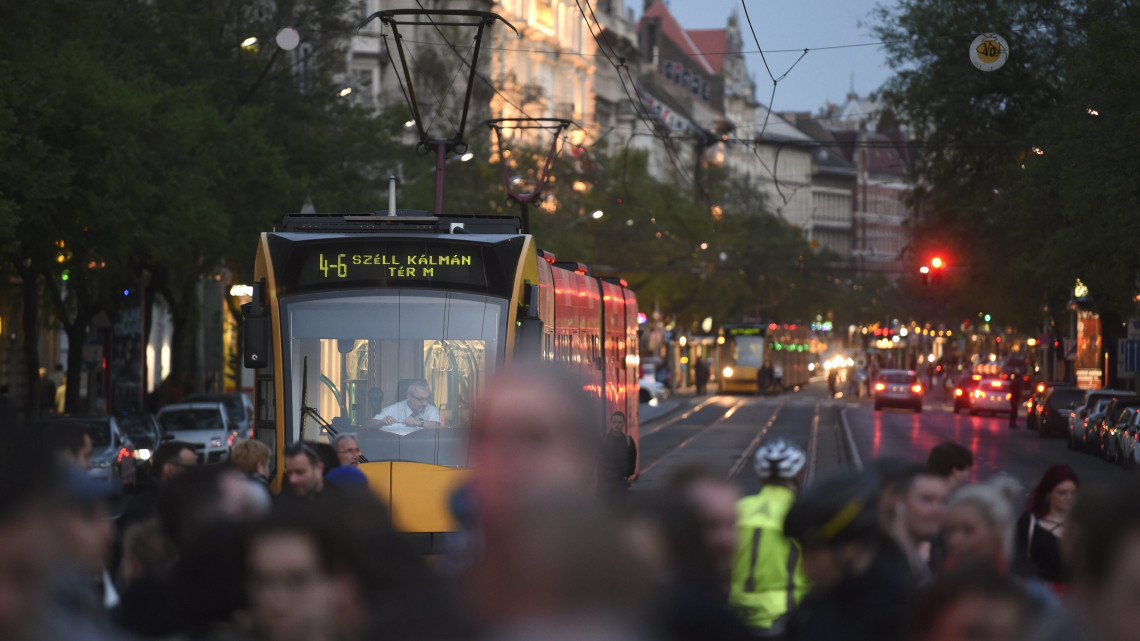 Villamos várakozik a fővárosi Teréz körúton, miközben a civil szervezetek átláthatóságáról szóló törvényjavaslat ellen szervezett civil tüntetés résztvevői az Oktogonon demonstrálnak 2017. április 12-én.