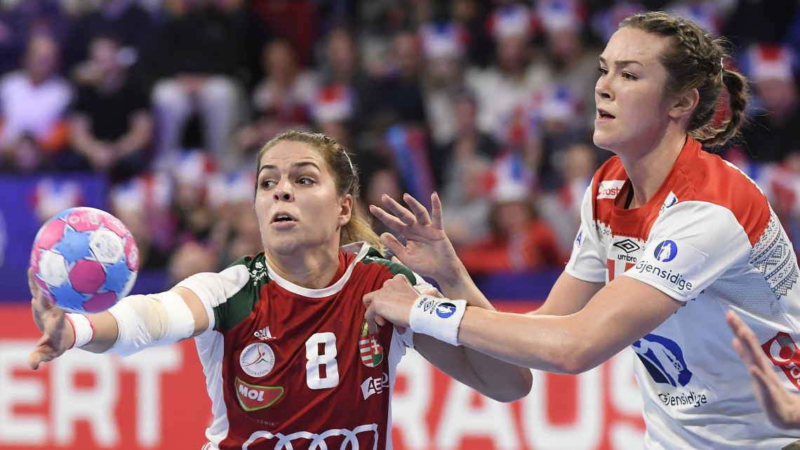 Kovacsics Anikó (b) és a norvég Kari Brattset a női kézilabda Európa-bajnokság középdöntőjében játszott Magyarország - Norvégia mérkőzésen a franciaországi Nancyban 2018. december 7-én.