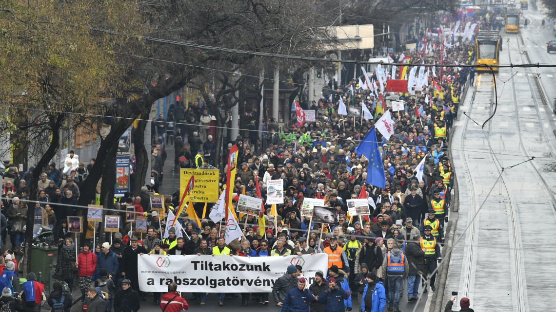 Budapest, 2018. december 8.
Résztvevők vonulnak a Magyar Szakszervezeti Szövetség demonstrációján a fővárosi Szent Isván körúton 2018. december 8-án. A tiltakozást az évi ötven nap túlmunka ellen, a tudományos kutatási szabadságáért és a tanszabadságért tartották. A demonstrációhoz számos szakszervezet és szakszervezeti szövetség csatlakozott.
MTI/Szigetvary Zsolt