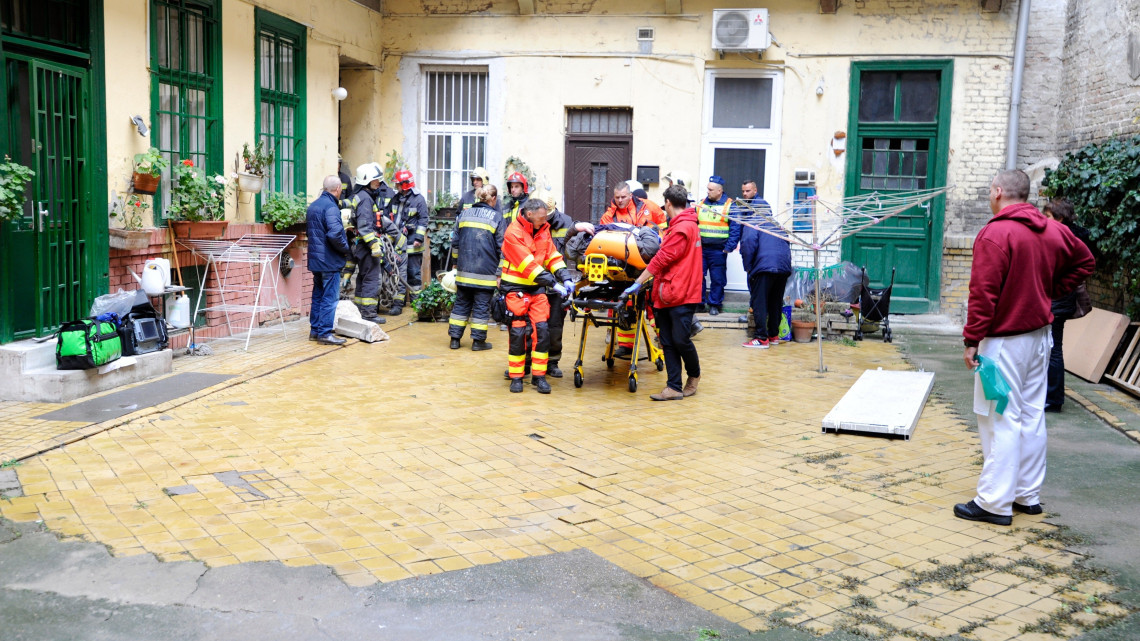 Budapest, 2018. december 8.
A mentők speciális hordágyon viszik azt a férfit, aki alatt leszakadt egy társasház lépcsője a VIII. kerületi Nagy Fuvaros utcában 2018. december 8-án. A férfi a földszintről mintegy 3 métert zuhanva esett a pincébe.
MTI/Mihádák Zoltán