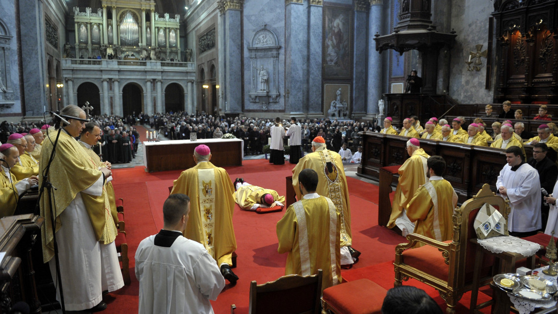 Mohos Gábor pápai káplán (k) püspökké szentelésén az esztergomi bazilikában 2018. december 8-án. Ferenc pápa október 4-én nevezte ki Mohos Gábort iliturgi címzetes püspökké és az Esztergom-Budapesti Főegyházmegye segédpüspökévé.