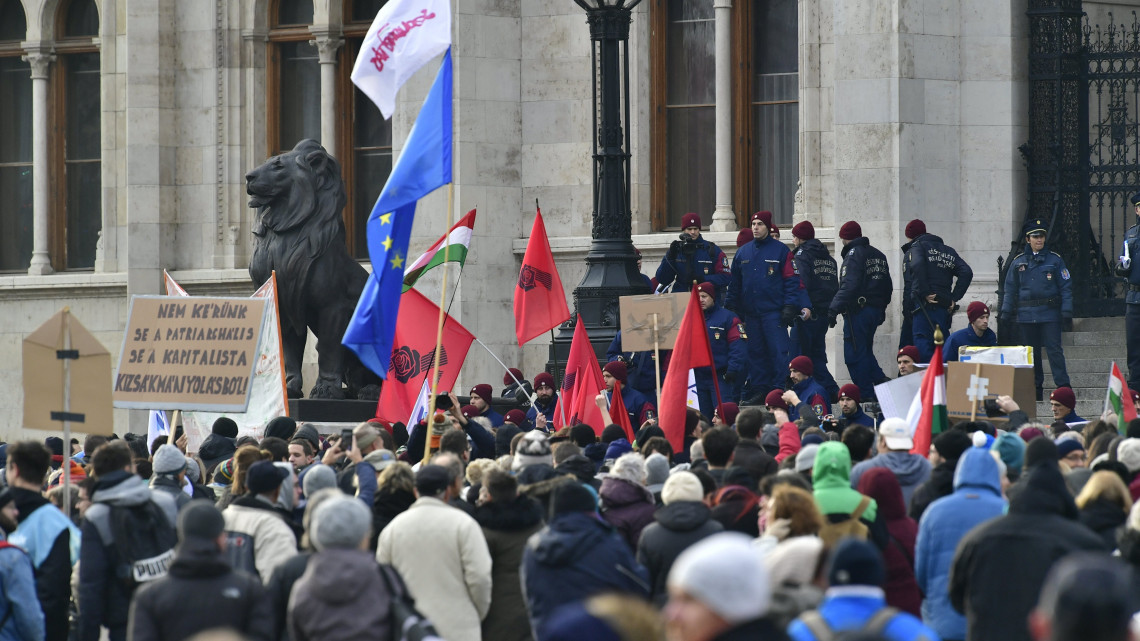 A Magyar Szakszervezeti Szövetség demonstrációján tüntetők a rendőrsorfalat áttörve bejutottak a Kossuth térre 2018. december 8-án. A tiltakozást az évi ötven nap túlmunka ellen, a tudományos kutatási szabadságáért és a tanszabadságért tartották. A demonstrációhoz számos szakszervezet és szakszervezeti szövetség csatlakozott.