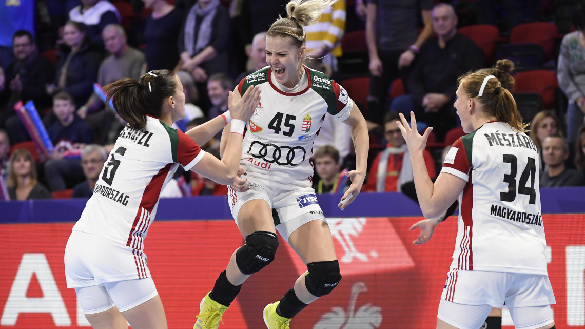 Háfra Noémi, a győztes gól szerzője (k) és csapattársai, Schatzl Nadine (b) és Mészáros Rea (j) a franciaországi női kézilabda Európa-bajnokság középdöntőjének második fordulójában játszott Magyarország - Németország mérkőzésen Nancyban 2018. december 9-én. Magyarország - Németország 26-25