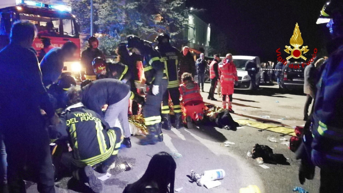 Az olasz tűzoltóság által közreadott kép mentőalakulatok tagjairól egy éjszakai klub előtt, ahol agyontaposták egymást az emberek az olaszországi Ancona város közelében, az Adriai-tenger partján 2018. december 8-án. A tülekedésben hat ember meghalt, több mint százan megsérültek. A Lanterna Azzurra nevű klubban azt követően tört ki pánik, hogy valaki könnygázt permetezett szét.MTI/EPA/Olasz tűzoltóság/Olasz tűzoltóság
