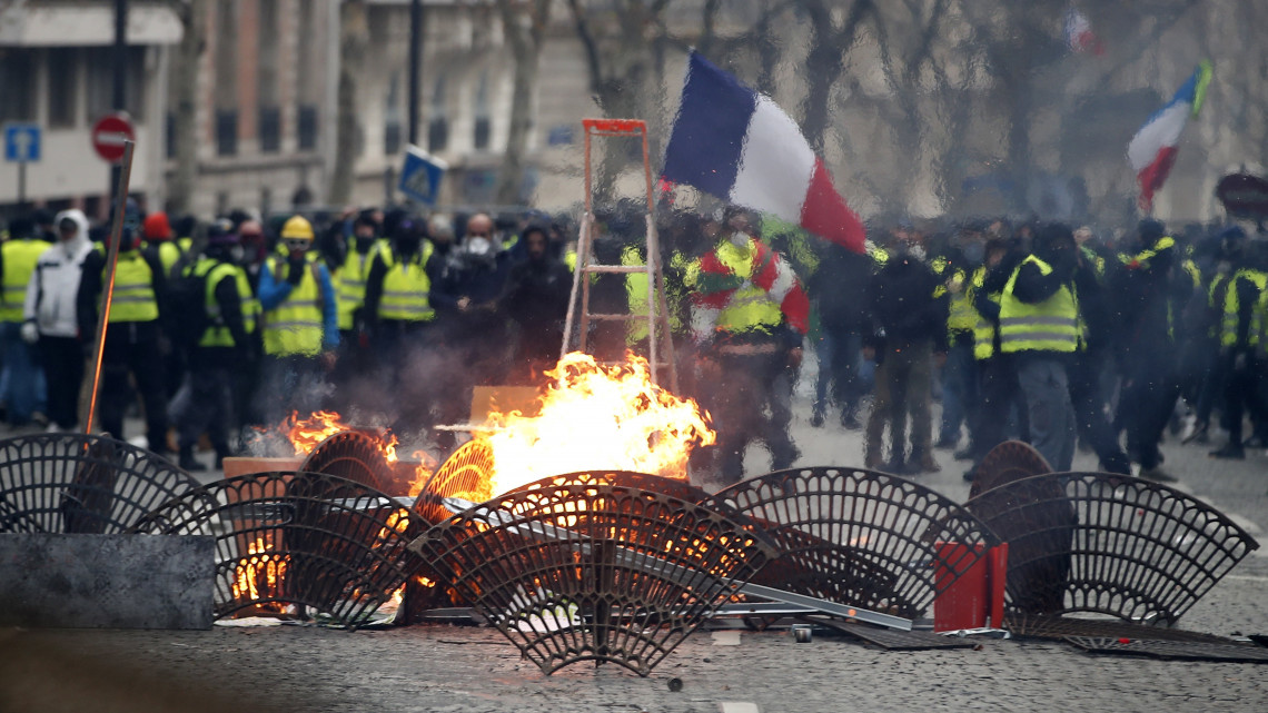 A francia kormány szociális és adópolitikája ellen tiltakozó sárgamellényes tüntetők által felgyújtott útakadály ég negyedik országos tiltakozónapon Párizsban 2018. december 8-án. A francia fővárosban és a vidéki nagyvárosokban a kormány gazdaságpolitikája ellen mintegy 125 ezren tiltakoztak.