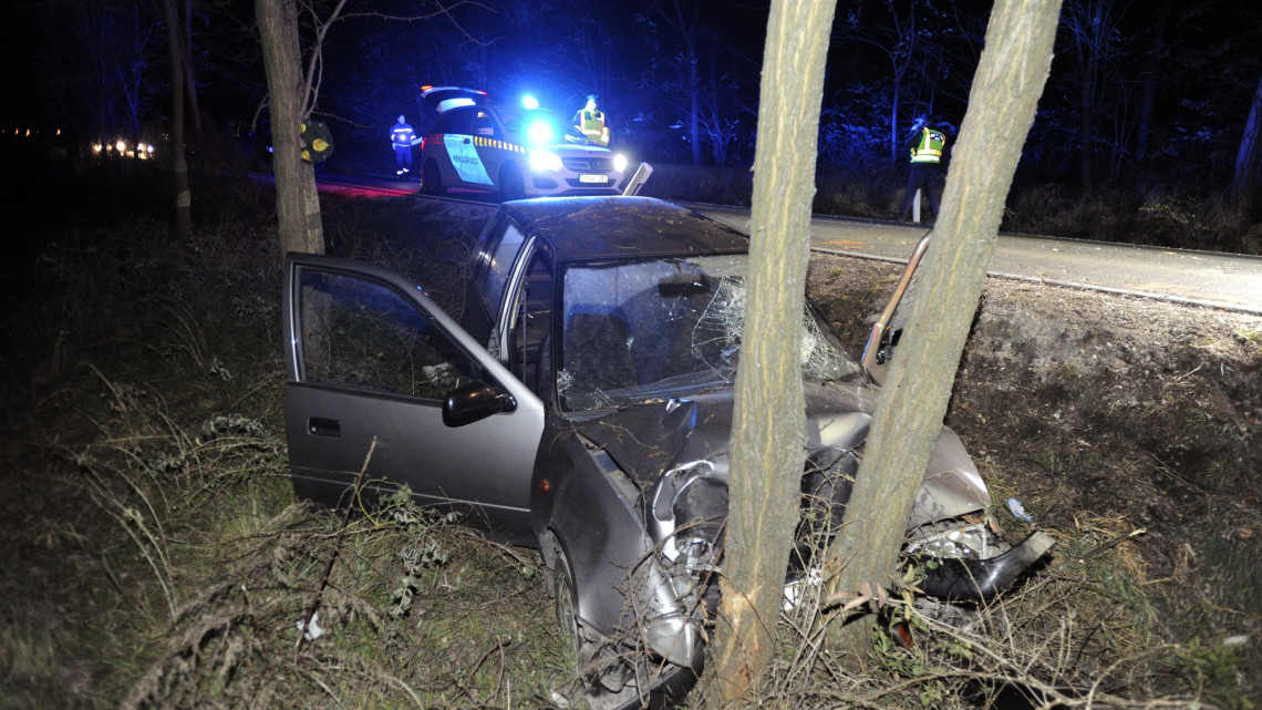 Összeroncsolódott személyautó a 31-es úton, Szentmártonkáta közelében 2018. november 16-án. Az autó lesodródott az útról, majd fának ütközött, vezetője a helyszínen meghalt.