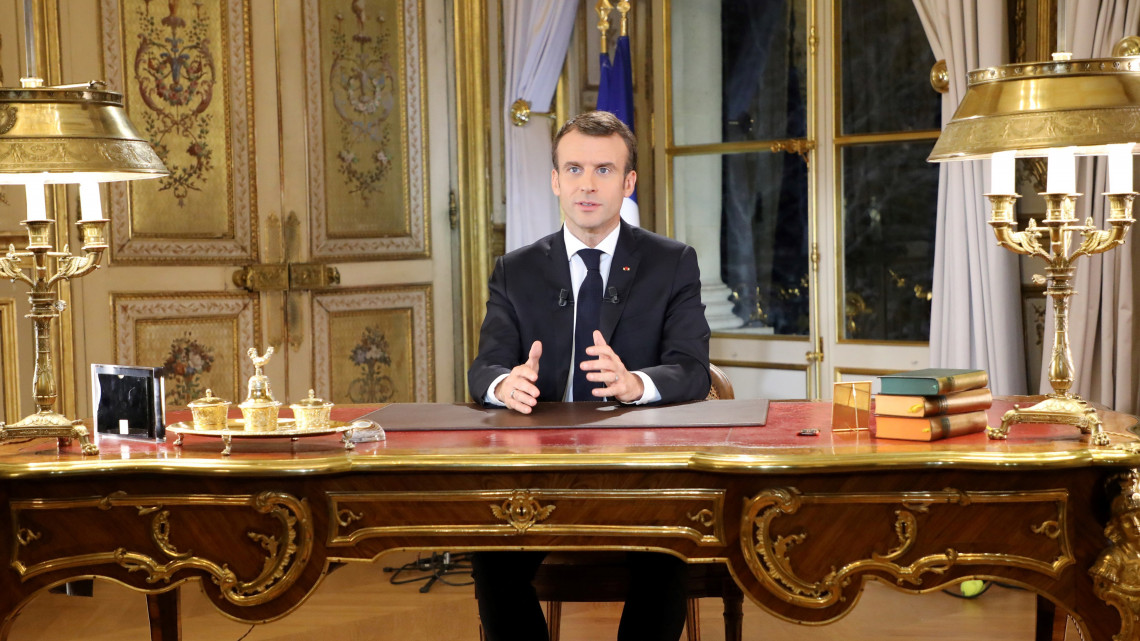 Béremeléssel oldaná a feszültséget Macron