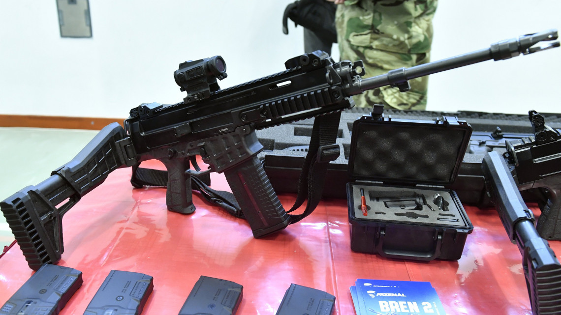 Cseh licensz alapján készült BREN 2 típusú gépkarabély a honvédség új fegyvereinek átadásán a Petőfi laktanyában 2018. december 11-én.