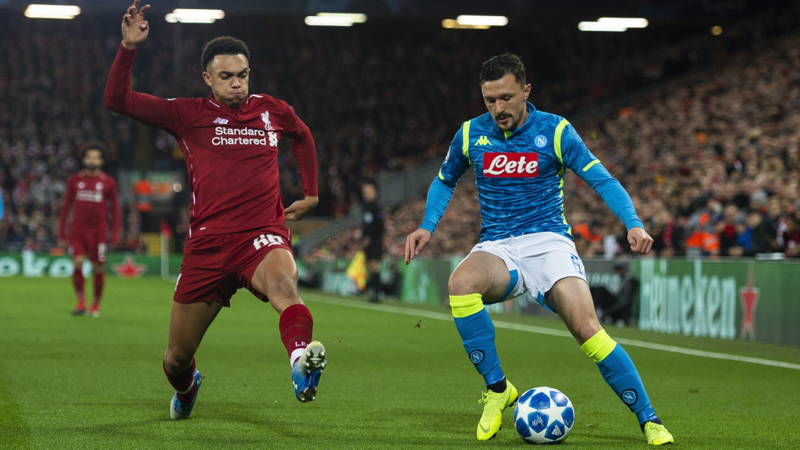 Trent Alexander-Arnold, a Liverpool (b) és Mário Rui, a Napoli játékosa a labdarúgó Bajnokok Ligája hatodik, utolsó fordulójában, a C csoportban játszott FC Liverpool - SSC Napoli mérkőzésen Liverpoolban 2018. december 11-én.