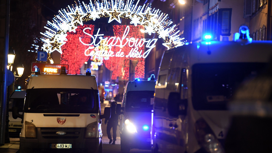 Francia rendőrök egy strasbourgi karácsonyi vásár közelében, ahol lövöldözés történt 2018. december 11-én. A támadásban ketten meghaltak, tizenegyen megsebesültek. Az elkövető, akit már azonosítottak, szökésben van.