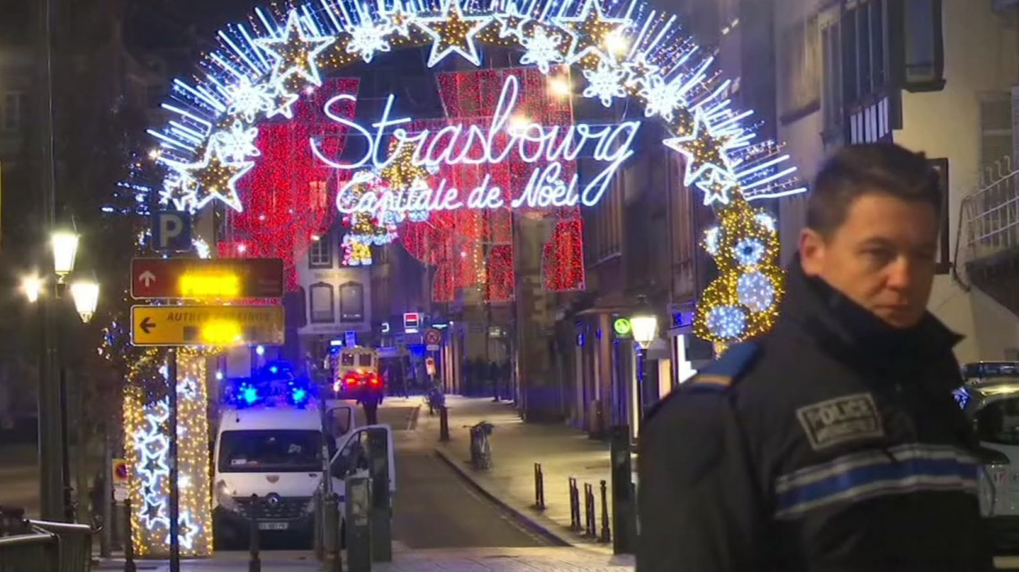 A videofelvételről készült képen francia rendőr áll egy strasbourgi karácsonyi vásár közelében, ahol lövöldözés történt 2018. december 11-én. A támadásban ketten meghaltak, tizenegyen megsebesültek. Az elkövető, akit már azonosítottak, szökésben van.
