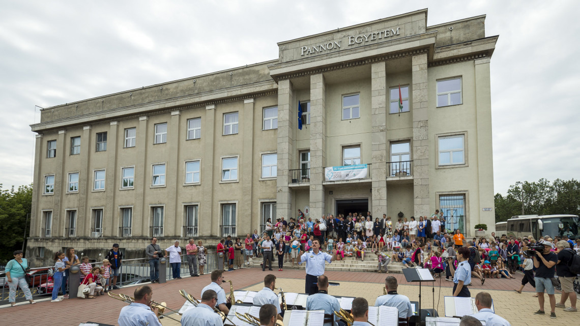 Az MH Központi Katonazenekar játszik a IX. Családkongresszus nyitónapján a veszprémi Pannon Egyetem előtt 2018. július 12-én. A július 15-ig tartó nemzetközi konferenciát a Nagycsaládosok Országos Egyesülete (NOE) és a Veszprémi Nagycsaládosok Egyesülete szervezte.