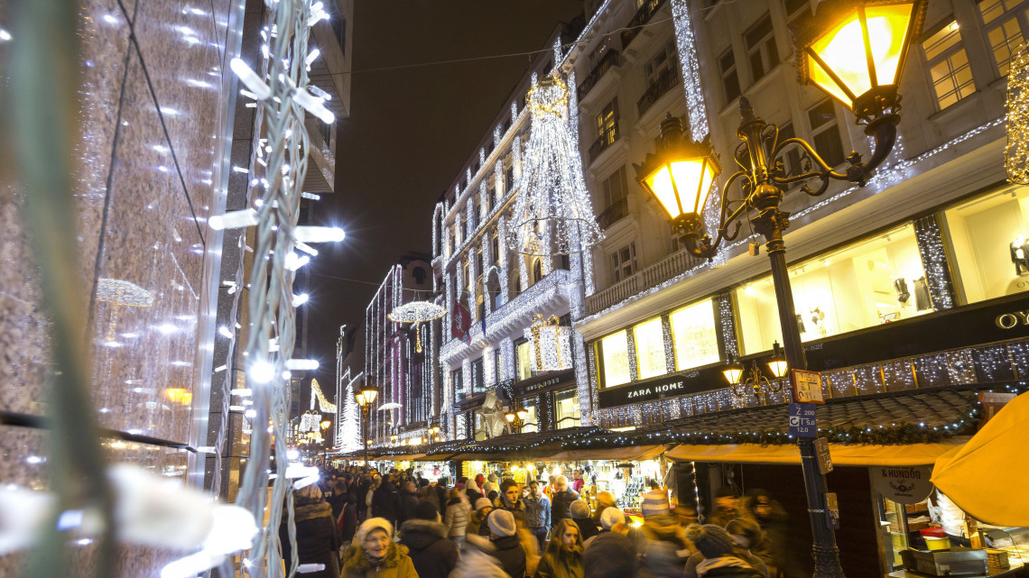 Díszkivilágítás a fővárosi Deák Ferenc utcában advent negyedik vasárnapján, aranyvasárnap 2016. december 18-án.