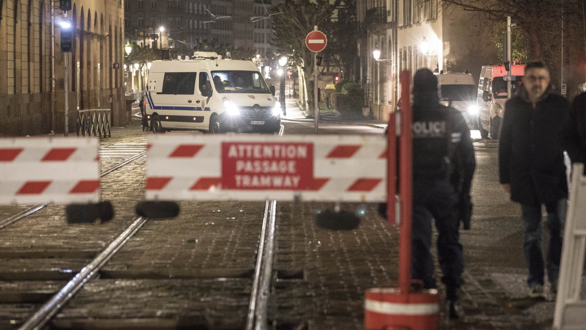 Lezárt utca a strasbourgi karácsonyi vásár közelében, ahol lövöldözés történt 2018. december 11-én. A támadásban hárman meghaltak, tizenketten megsebesültek, közülük hatan kritikus állapotban vannak. Az elkövető, akit már azonosítottak, szökésben van.