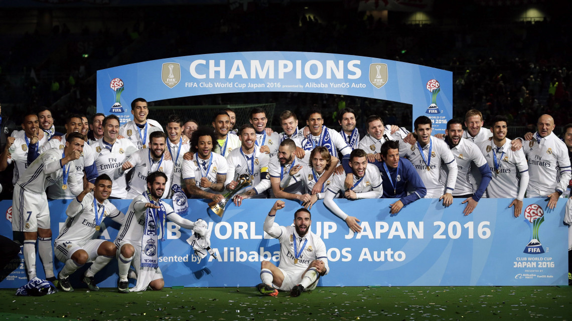 Jokohama, 2016. december 18.A spanyol Real Madrid játékosai ünnepelnek, miután hosszabbítás után 4-2-re legyőzték a japán Kashima Antlers csapatát a labdarúgó klubvilágbajnokság döntőjében a jokohamai stadionban 2016. december 18-án. (MTI/EPA/Majama Kimimasza)