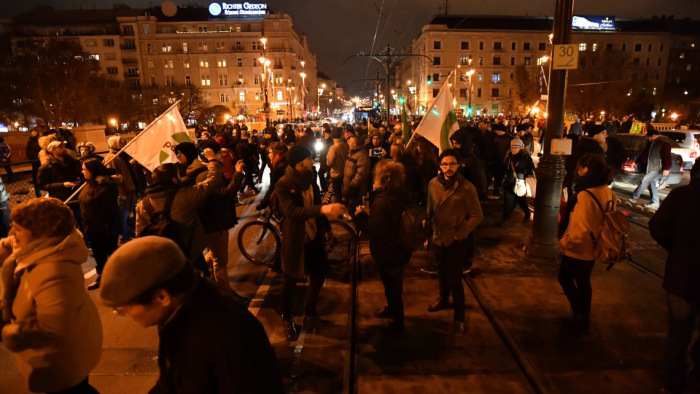 A demonstrálók a Fidesz székházához vonultak: lépett a rendőrség Budapesten - videó
