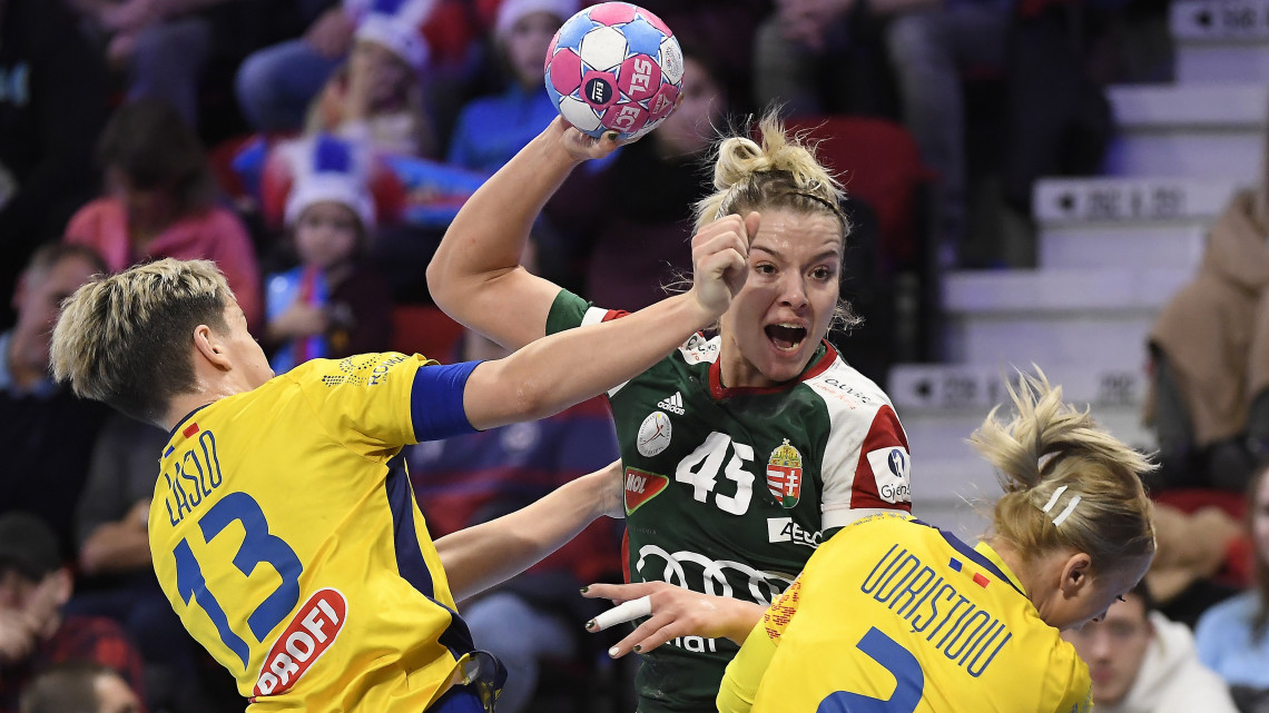 Háfra Noémi (k), valamint Aneta Udristioiu (j) és Cristina Laslo (b), a román válogatott játékosai a franciaországi női kézilabda Európa-bajnokság középdöntőjének negyedik fordulójában játszott Magyarország - Románia mérkőzésen Nancyban, a Jean Weille Sportközpontban 2018. december 12-én.