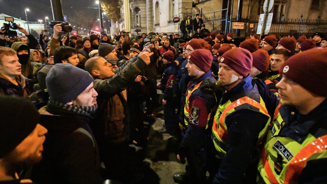 Az ellenzéki pártok kezdeményezésére a munka törvénykönyvének módosítása ellen indult tüntetés résztvevői a Fidesz Lendvay úti székházánál 2018. december 12-én.