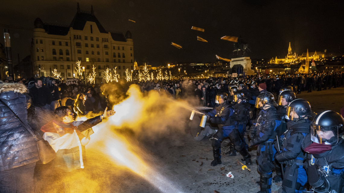 Az ellenzéki pártok kezdeményezésére a munka törvénykönyvének módosítása ellen indult tüntetés résztvevői és rendőrök a Parlament előtti Kossuth téren 2018. december 12-én.