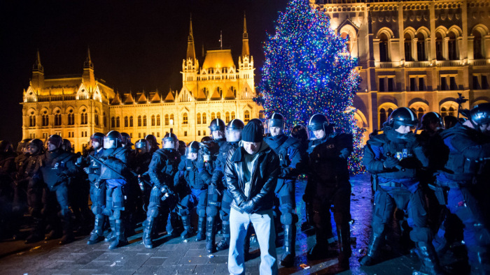 Gyújtogatás a Kossuth téren - újabb rendőri beavatkozás