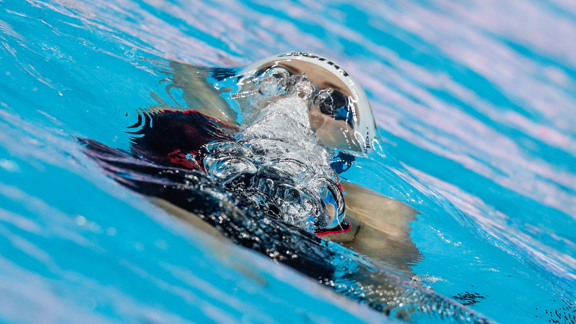 Hosszú Katinka versenyez a 100 méter hátúszás döntőjében a kínai Hangcsouban zajló rövidpályás úszó-világbajnokságon 2018. december 12-én. Hosszú ezüstérmet nyert.