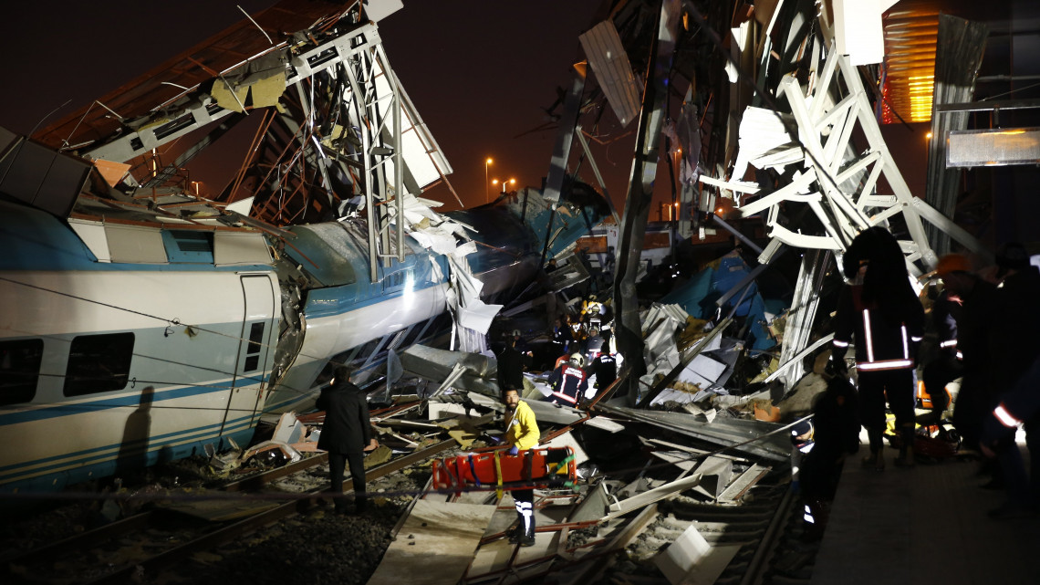 Mentőalakulatok tagjai kutatnak a vonatbaleset túlélői után Ankarában, ahol pályaellenőrző mozdonynak ütközött egy gyorsvonat 2018. december 13-án. A vonat nekiütközött egy felüljárópillérnek is, majd ráomlott a gyalogos-felüljáró. Az ütközés hatására a gyorsvonat két kocsija felborult. A balesetben legkevesebb négyen meghaltak és 43-an megsérültek.