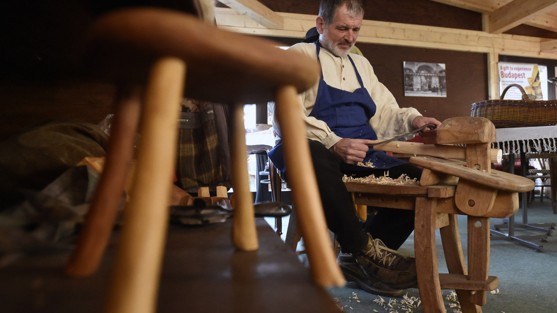 Viha Lajos faműves (facsipész) Luca-széket készít a Luca-napi rendezvényen  a Vörösmarty téren 2016. december 13-án.