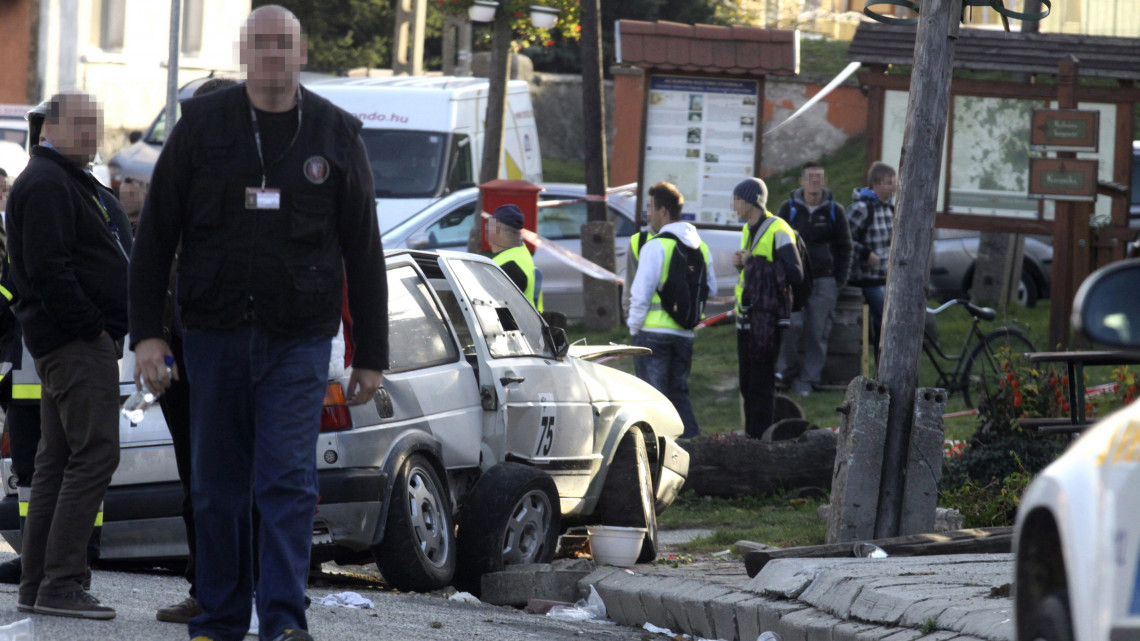 Baleset helyszíne, ahol a városlődi rali egyik versenyautója a nézők közé rohant a Veszprém megyei településen 2013.  október 19-én. A balesetben hatan megsérültek, egyikük életveszélyesen, ketten súlyosan.