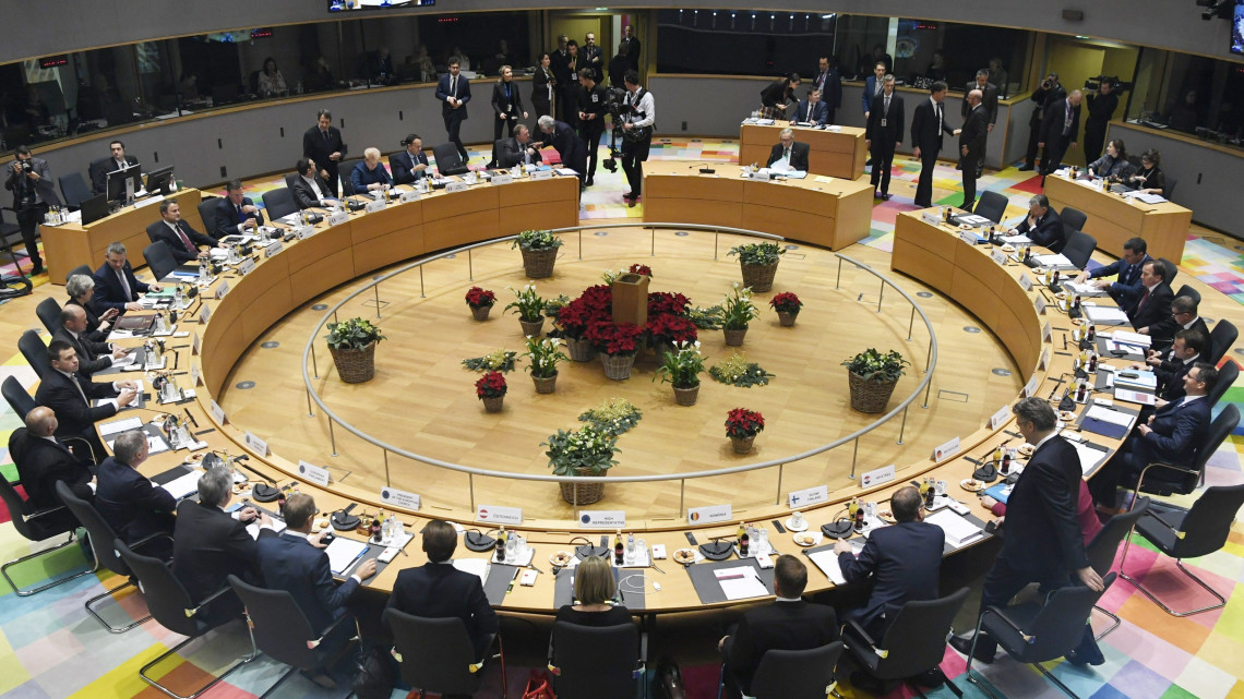 Az Európa épület ülésterme az EU-tagországok állam- és kormányfőinek félévzáró csúcstalálkozója kezdetén Brüsszelben 2018. december 13-án.