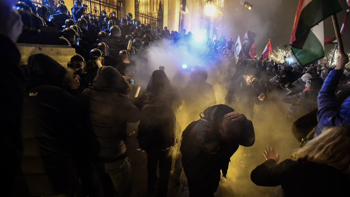 A Szabad Egyetem és a Hallgatói Szakszervezet Tüntetés a rabszolgatörvény ellen / Diák-Munkás szolidaritás címmel meghirdetett demonstráció résztvevői és rendőrök a Parlament előtti Kossuth téren 2018. december 13-án.