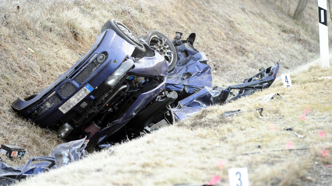 Bicske, 2018. december 14.
Összetört személygépkocsi, miután frontálisan ütközött egy másik autóval az 1-es főúton Bicskénél 2018. december 14-én. A balesetben mindkét jármű vezetője meghalt.
MTI/Mihádák Zoltán