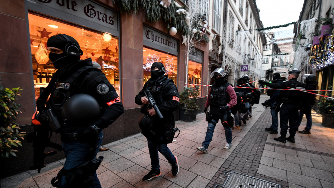 Rendőrök járőröznek Strasbourgban 2018. december 12-én. Előző este a strasbourgi karácsonyi vásáron lövöldözés történt, a támadásban hárman meghaltak, tizenketten megsebesültek, közülük hatan kritikus állapotban vannak. Az elkövető, akit már azonosítottak, szökésben van.