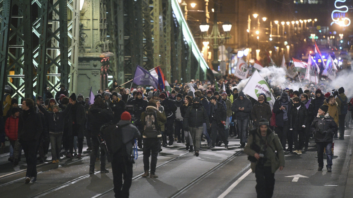 A budapesti kormányellenes tüntetés résztvevői vonulnak a Szabadság hídon 2018. december 14-én.