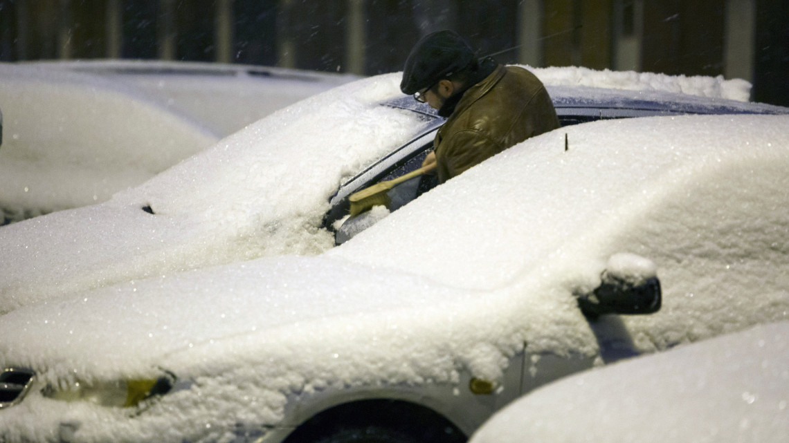 Havat takarít egy férfi egy autóról Nagykanizsán 2018. december 15-én.