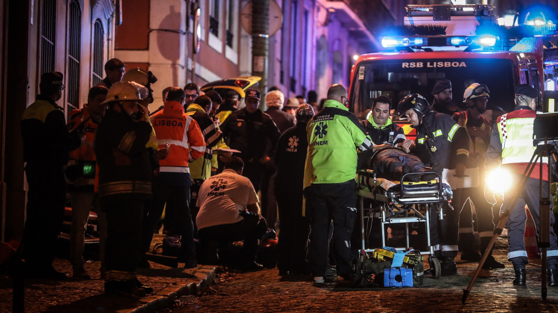Sebesültet visznek kórházba egy villamosbaleset helyszínéről Lisszabonban 2018. december 14-én, miután egy szerelvény kisiklott és felborult egy belvárosi pályán. A balesetben huszonnyolcan megsérültek.