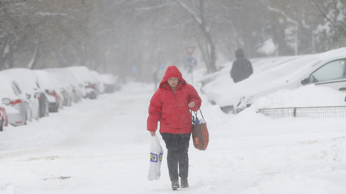 Bukarest, 2018. március 23.Hóesésben gyalogol egy nő Bukarestben 2018. március 23-án. Romániában az ilyenkor szokásosnál több mint tíz fokkal hidegebb idő, havazás és hófúvás miatt a fővárosra és 14 megyére narancssárga riasztást adtak ki. (MTI/EPA/Robert Ghement)