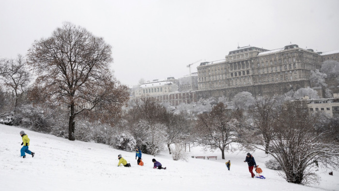 Sok munkát adott országszerte az év eddigi legnagyobb havazása