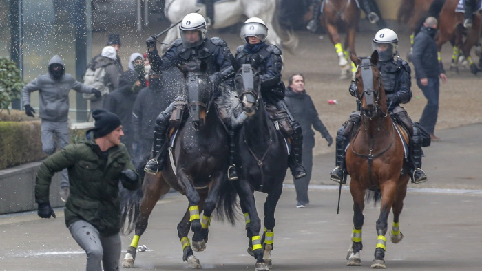 Brutális tüntetés, lovasrendőrök csaptak össze a tiltakozókkal Brüsszelben