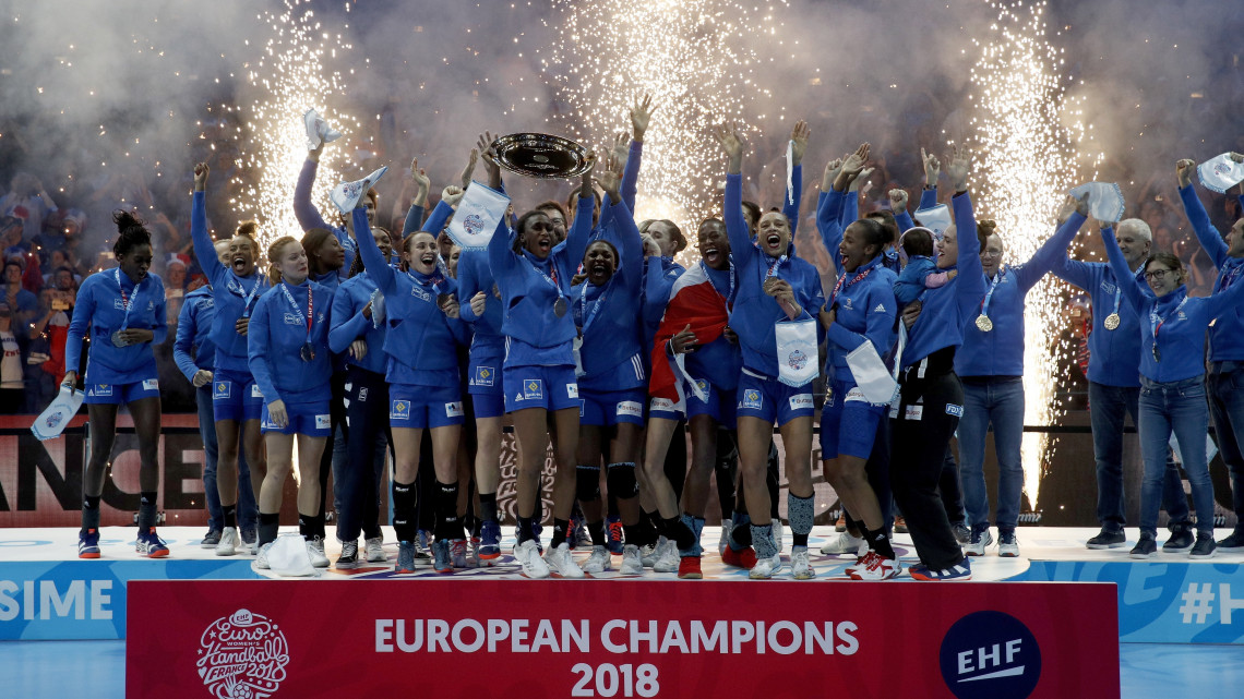 A francia játékosok az aranyérmekkel és a trófeával, miután győztek a női kézilabda Európa-bajnokság döntőjében játszott Franciaország  Oroszország mérkőzésen Párizsban 2018. december 16-án.