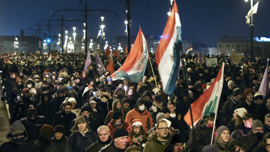 A Boldog karácsonyt, miniszterelnök úr! címmel meghirdetett kormányellenes demonstráció résztvevői a Margit hídon 2018. december 16-án.
