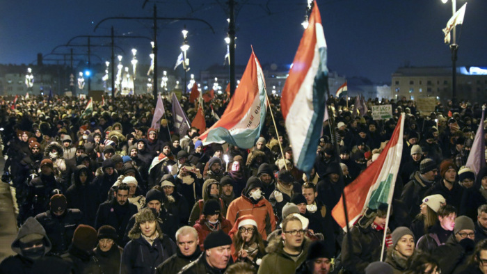 Újabb tüntetések, könnygáz Budapesten