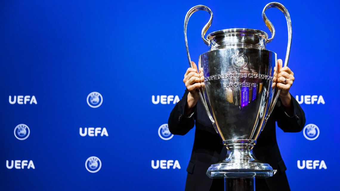 Nyon, 2018. június 19.A Bajnokok Ligájának trófeája az Európai Labdarúgó-szövetség, az UEFA egyik kupasorozata, a Bajnokok Ligája első selejtezőfordulójának sorsolásán az UEFA nyoni székházában 2018. június 19-én. (MTI/EPA/Valentin Flauraud)