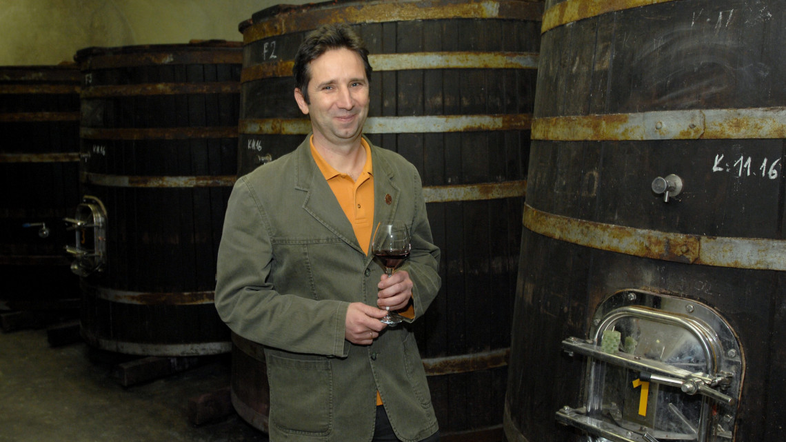 Lőrincz György, az Egri borvidék borásza, az egerszalóki St. Andrea Borászat főborásza, tulajdonosa, a Magyar Bor Akadémia 2009-es Év Bortermelője-díjának győztese áll pincészetében 2009. december 5-én.