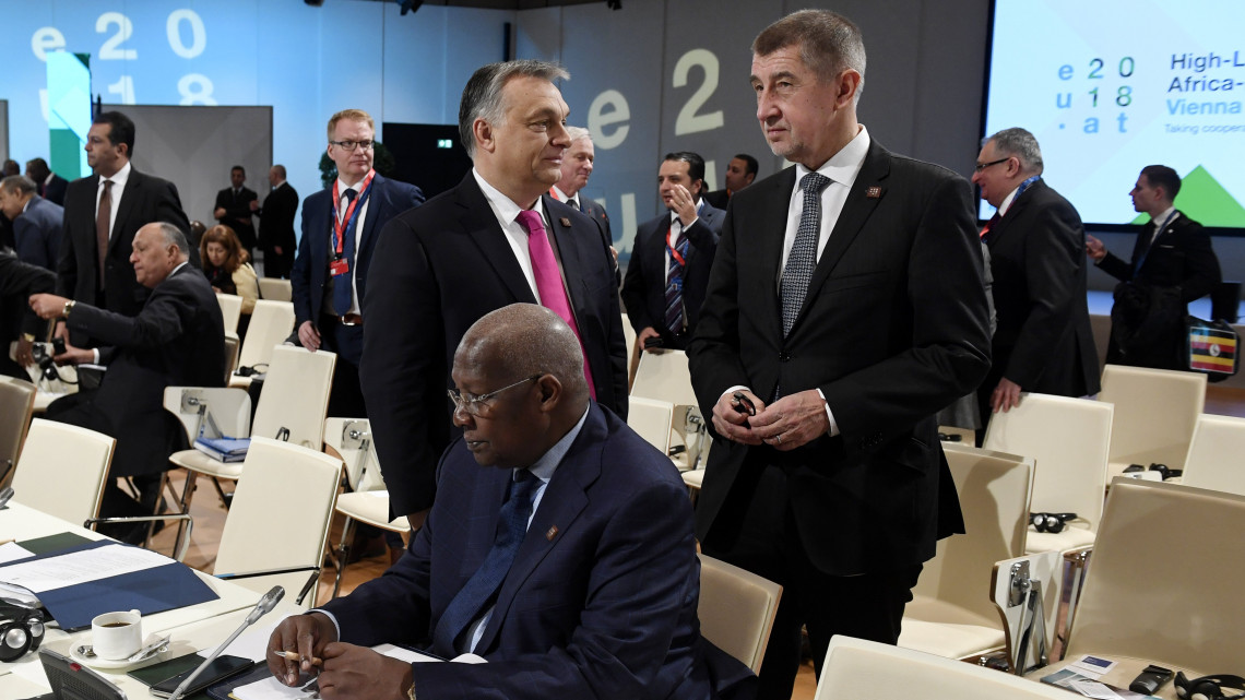 Orbán Viktor miniszterelnök (b), Andrej Babis cseh kormányfő (j) és Sam Kahamba Kutesa ugandai külügyminiszter (elöl) az EU-Afrika Fórumon a bécsi Ausztria Központban 2018. december 18-án.