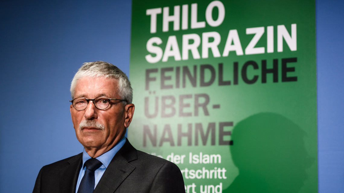 Berlin, 2018. augusztus 30.Thilo Sarrazin német közíró, korábbi politikus új, Feindliche Übernahme. Wie der Islam den Fortschritt behindert und die Gesellschaft bedroht (Ellenséges kivásárlás  Hogyan hátráltatja a haladást és veszélyezteti a társadalmat az iszlám) című könyvének berlini bemutatóján 2018. augusztus 30-án. (MTI/EPA/Clemens Bilan) *** Local Caption *** 53000073