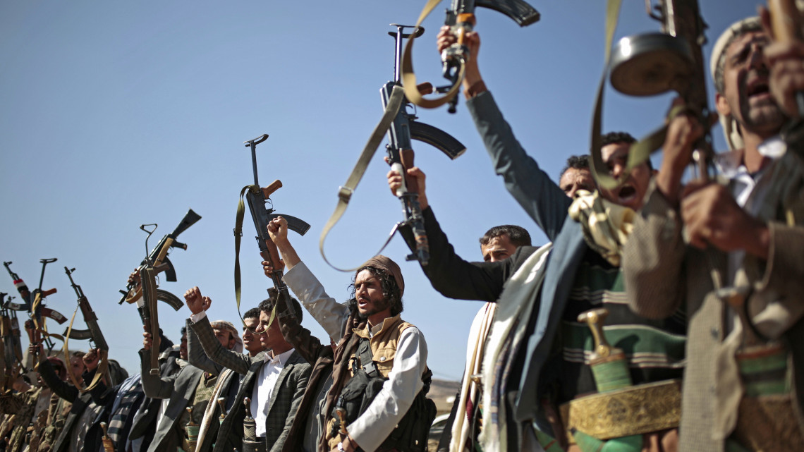 A jemeni húszi lázadók támogatói gyűlést tartanak Szanaában 2018. december 13-án, a Svédországban ENSZ-közreműködéssel zajló jemeni béketárgyalások idején. A nemzetközileg elismert kormány és Irán támogatását élvező, síita húszi felkelők küldöttei a nap folyamán megállapodtak, hogy tűzszünet lép életbe Hodeida kormányzóságban, és a harcoló felek kivonják csapataikat a stratégiai jelentőségű vörös-tengeri Hodeira kikötővárosból, illetve humanitárius folyosókat jelölnek ki. A küldöttségek az ENSZ vezetése alatt működő vegyesbizottságot hoznak létre, amely a megállapodás betartását ellenőrzi.