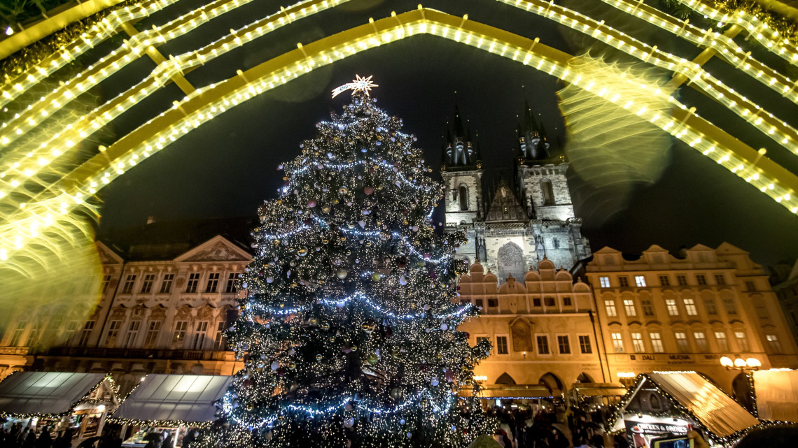 Fényárban úszó karácsonyfa a  Prága óvárosában rendezett karácsonyi vásáron 2018. december 2-án, advent első vasárnapján.