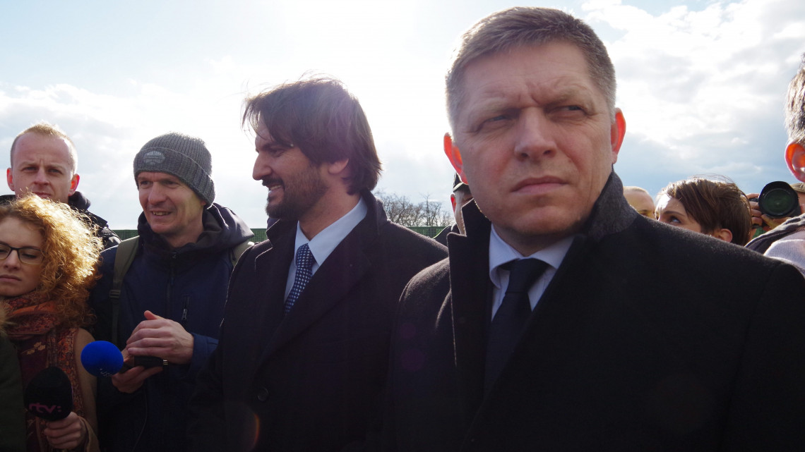 Robert Fico szlovák miniszterelnök (j) és Robert Kalinák szlovák belügyminiszter (j2) megtekinti a mobil műszaki akadályrendszer felállítását, amelyet a szlovák idegenrendészeti szervek az illegális bevándorlás várható fokozódásával összefüggésben gyakoroltak az osztrák határnál, Pozsonyban 2016. február 24-én. A nagy gyorsasággal kiépíthető Raid nevű konténeres mobil akadályrendszert az illegális migráció határokon való megfékezésére akarják használni.
