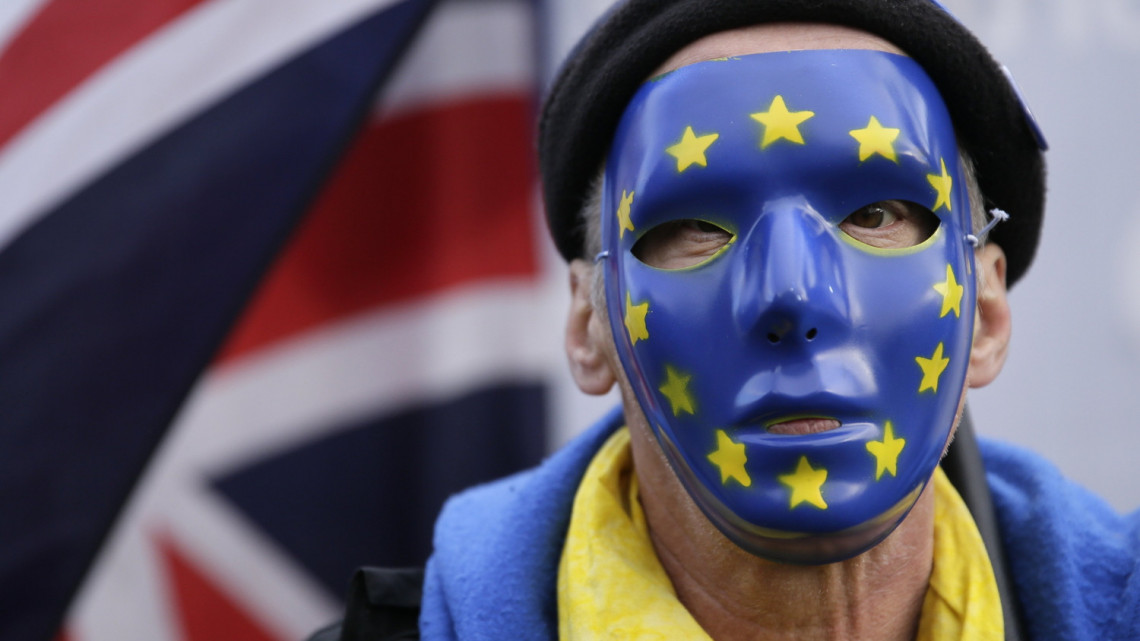 A Nagy-Britannia Európai Unióból való kilépését, azaz a brexitet ellenző tüntetők egyike a londoni parlament előtt 2018. december 19-én.
